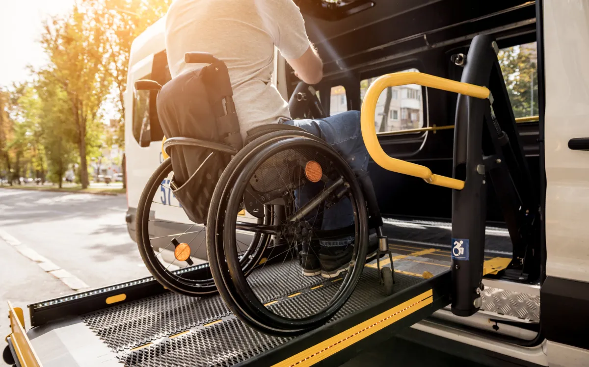 Salita in carrozzina sul mezzo attrezzato Easy Project per il trasporto accessibile a Belluno
