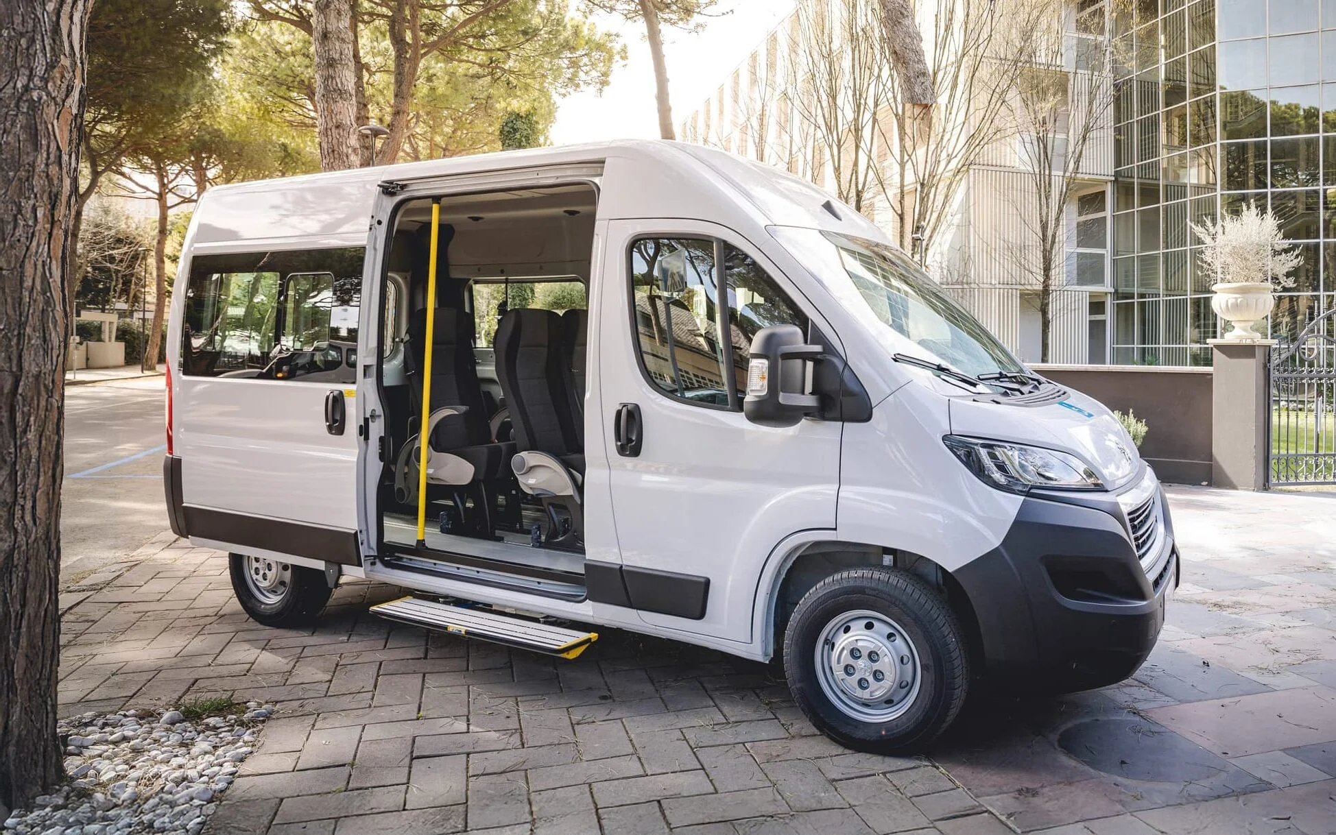 Peugeot Boxer di EasyProject per transfer, gruppi ed eventi a Belluno